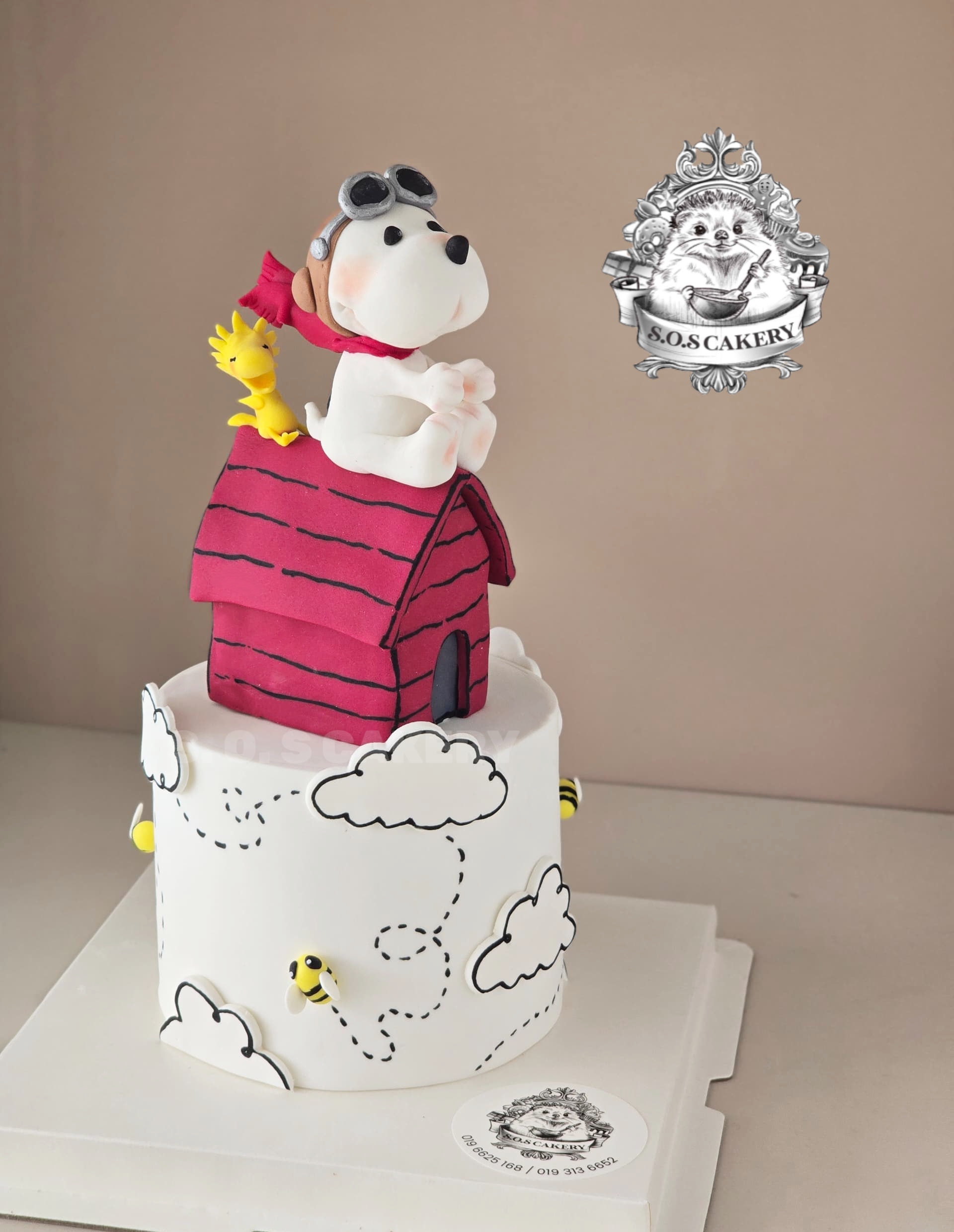 Snoopy fondant cake