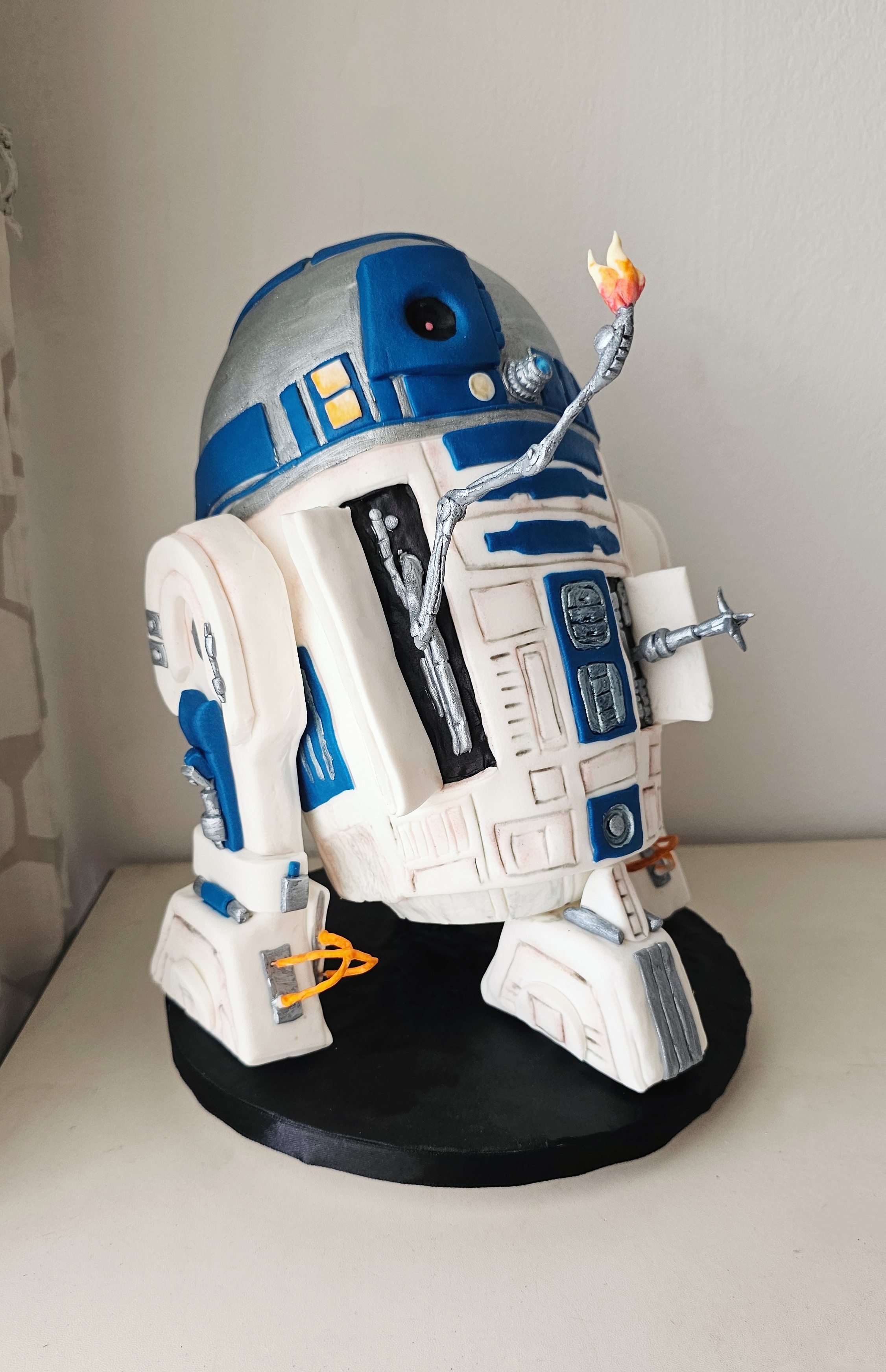 R2-D2 Star Wars Cake